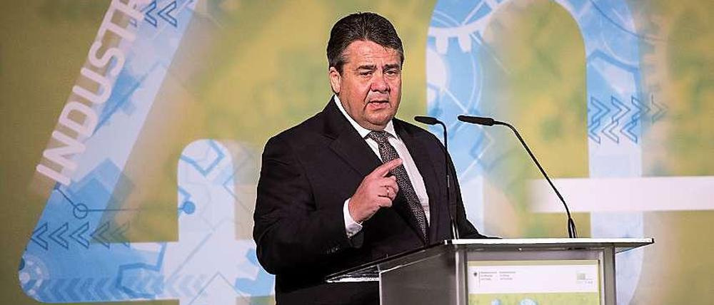 Bundeswirtschaftsminister Sigmar Gabriel (SPD) spricht am 14.04.2015 bei der Hannover Messe in Hannover (Niedersachsen) beim Leaders Dialogue "Industrie 4.0 Made in Germany" zum Start der Plattform Industrie 4.0.