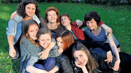 Raumgreifend. Spielleiterin Suna Gürler (oben links) und einige ihrer Schützlinge vom Jugendclub.