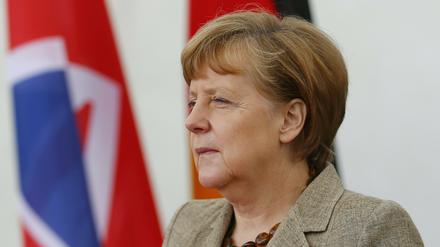 Bundeskanzlerin Angela Merkel hält sich mit Kritik an Sepp Blatter zurück.