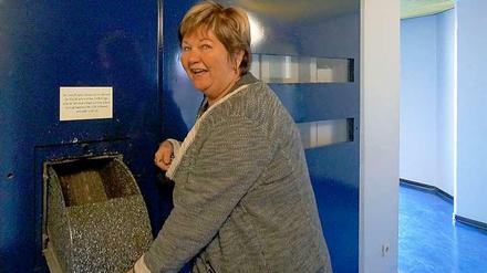 Klappe auf für den Müll. Sonja Scholz kämpft mit Nachbarn in der Schlangenbader Straße für die Rettung der bundesweit einzigartigen Absauganlage.
