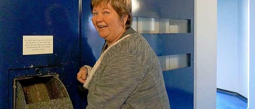 Klappe auf für den Müll. Sonja Scholz kämpft mit Nachbarn in der Schlangenbader Straße für die Rettung der bundesweit einzigartigen Absauganlage.