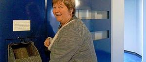 Klappe auf für den Müll. Sonja Scholz kämpft mit Nachbarn in der Schlangenbader Straße für die Rettung der bundesweit einzigartigen Absauganlage.