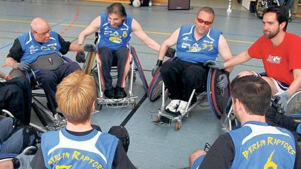 Stoß mich an! Beim Rollstuhlrugby sind die Fortbewegungsmittel dazu konstruiert, zu rammen und gerammt zu werden. Auf den Ball muss man aber schon selbst aufpassen. 