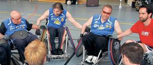 Stoß mich an! Beim Rollstuhlrugby sind die Fortbewegungsmittel dazu konstruiert, zu rammen und gerammt zu werden. Auf den Ball muss man aber schon selbst aufpassen. 