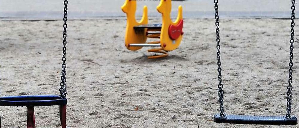 Hochkant aufgestellt, direkt unter der Sandoberfläche, fanden Anwohner die Rasierklingen auf den Spielplätzen.