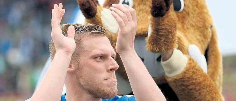 Wildschwein fordert Dinosaurier. Im Spiel gegen den HSV dürfte es aber eher auf Karlsruhes Torjäger Rouwen Hennings (links) als auf Willi Wildpark ankommen.