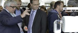 Große Pläne. Hans Georg Näder (Otto Bock), Wolf Jeschonnek (Fab Lab Berlin) und der Regierende Bürgermeister von Berlin, Michael Müller, beim Rundgang.