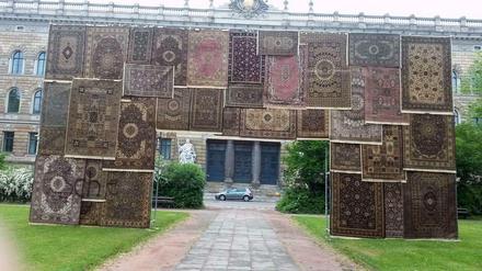 Teppich-Portal. Nezaket Ekicis Installation vor dem Landgericht Dresden.