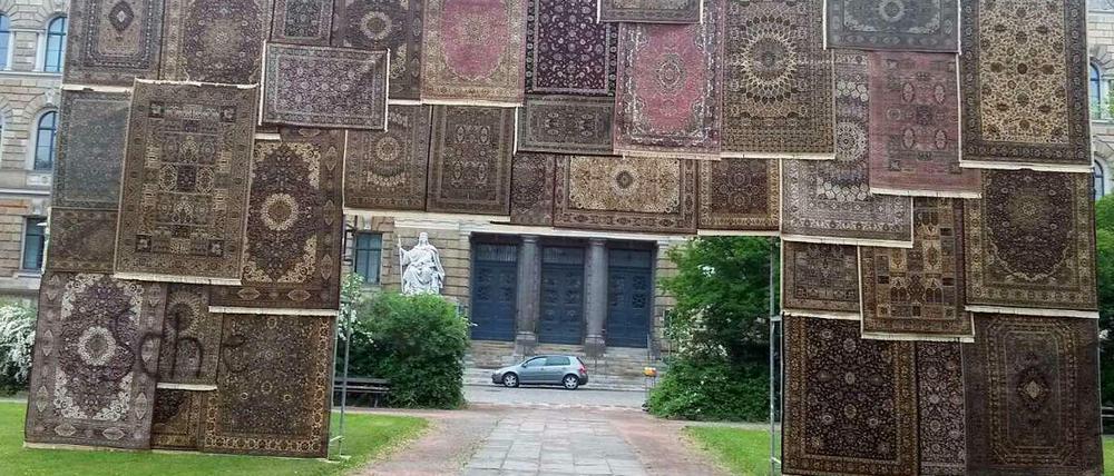 Teppich-Portal. Nezaket Ekicis Installation vor dem Landgericht Dresden.
