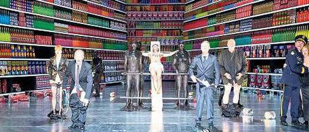 Schweinepriester. Szene in Johan Kresniks Theaterstück nach Marquis de Sade und Pier Paolo Pasolini. 