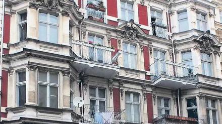 Die Fassade des Hauses Grunewaldstraße sieht intakt aus. Dahinter verbergen sich laut Bezirksamt kriminelle Machenschaften.