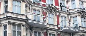 Die Fassade des Hauses Grunewaldstraße sieht intakt aus. Dahinter verbergen sich laut Bezirksamt kriminelle Machenschaften.
