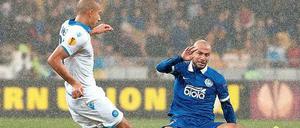 Grätsche ins Endspiel. Dnipropetrowsk schaltete im Halbfinale den SSC Neapel aus. Hier lässt Jaba Kankava (rechts) Neapels Gökhan Inler nicht vorbei. 
