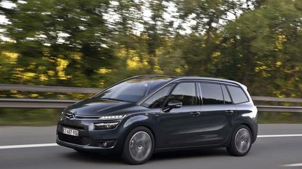 Kneift die Augen: Der Citroen Grand C4 Picasso teilt sich die außergewöhnliche Optik der Frontschürze mit dem kleineren Bruder C4 Picasso.