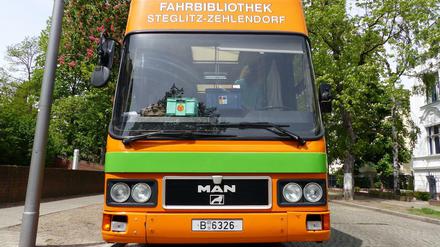 Sie fallen auf im Stadtbild des Berliner Südwestens, die zwei orange-grün gestrichenen Bücherbusse der Stadtbibliothek Steglitz-Zehlendorf