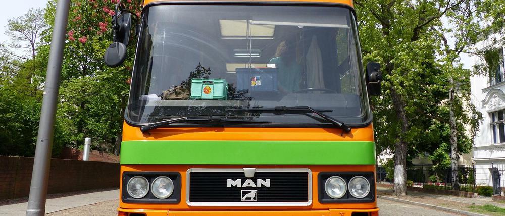 Sie fallen auf im Stadtbild des Berliner Südwestens, die zwei orange-grün gestrichenen Bücherbusse der Stadtbibliothek Steglitz-Zehlendorf