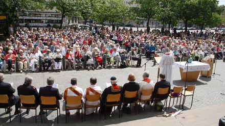 Zu einem Open-Air-Gottesdienst in Schöneberg kamen mehr als 400 Menschen