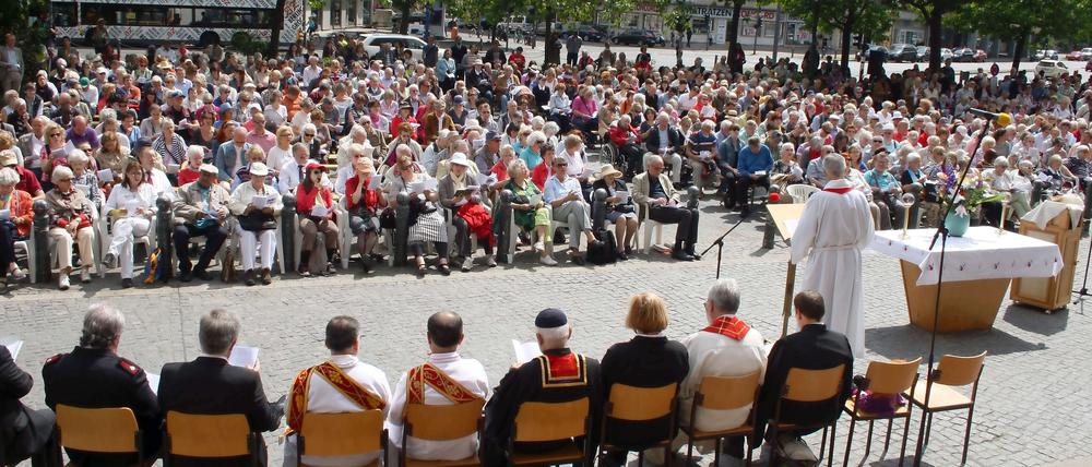 Zu einem Open-Air-Gottesdienst in Schöneberg kamen mehr als 400 Menschen