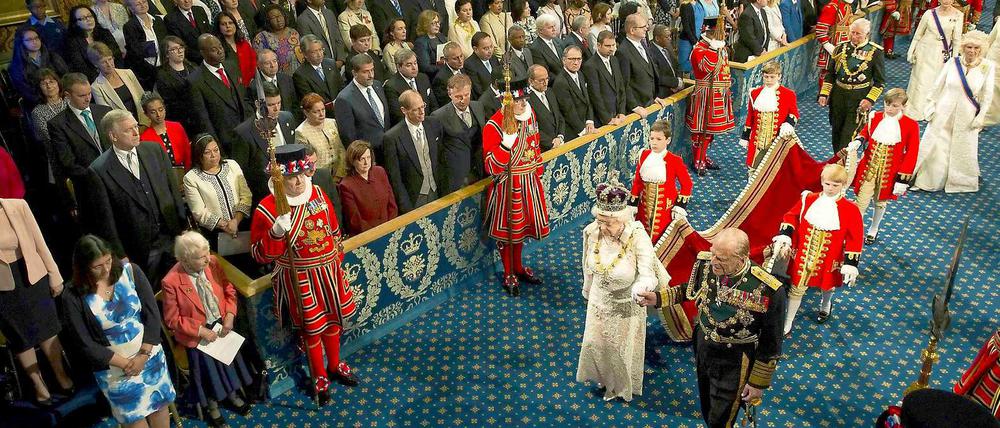 Prunkvolles Zeremoniell. Königin Elizabeth II. trifft in Begleitung ihres Gatten, Prinz Philip, im Westminster-Palast in London ein.