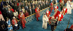 Prunkvolles Zeremoniell. Königin Elizabeth II. trifft in Begleitung ihres Gatten, Prinz Philip, im Westminster-Palast in London ein. 