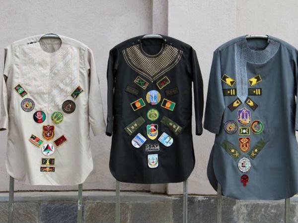 Afghanische Männerkleidung aus Uniformstoffen mit militärischen Insignien
