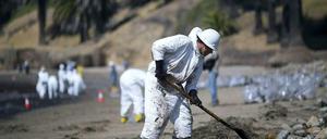 Die Reinigungsarbeiten an der Küste vor Santa Barabara sind nach der schweren Ölpest in vollem Gang.