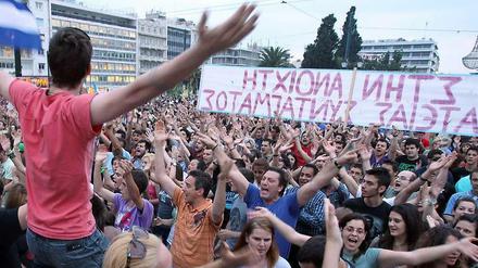 Junge Griechen versammeln sich vor dem griechischen Regierungsgebäude in Athen und protestierten gegen die wirtschaftliche Situation und die hohe Arbeitslosigkeit. (Archivbild von 2011)