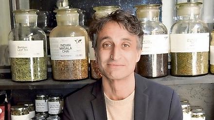 Manu Kumar röstet seinen Tee selbst.