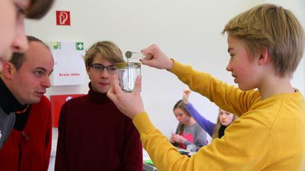 Experimentierfreudig sind die Schüler des Herder-Gymnasiums in Westend. Hier bauen sie gerade ein Elektroskop.