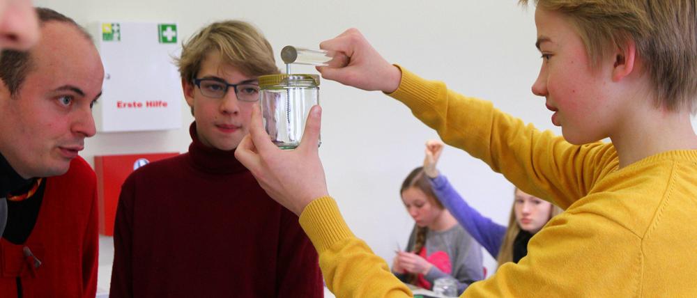 Experimentierfreudig sind die Schüler des Herder-Gymnasiums in Westend. Hier bauen sie gerade ein Elektroskop.