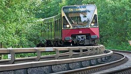 Kurzzug hält mittig. Immer öfter müssen die Wagen, die West-Berlin einst für seine S-Bahn anschaffte, in die Werkstatt. Auf den Strecken fehlen sie dann. 
