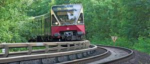 Kurzzug hält mittig. Immer öfter müssen die Wagen, die West-Berlin einst für seine S-Bahn anschaffte, in die Werkstatt. Auf den Strecken fehlen sie dann. 