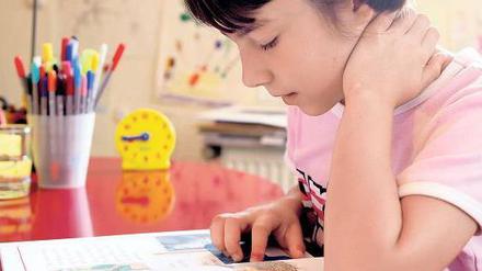 Kindern mit Lese-Rechtschreib-Schwierigkeiten wird in der Schule oft nicht geholfen. Sei es, weil Lehrkräfte ihre Probleme nicht erkennen, oder weil Förderkurse fehlen.