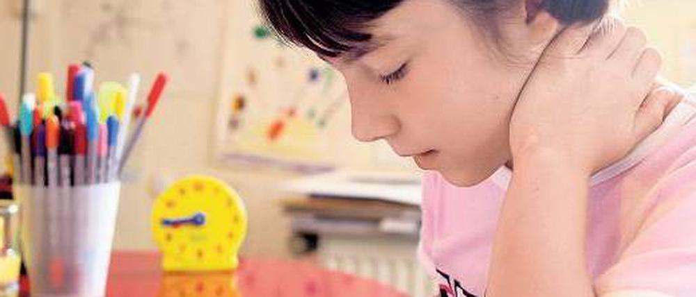 Kindern mit Lese-Rechtschreib-Schwierigkeiten wird in der Schule oft nicht geholfen. Sei es, weil Lehrkräfte ihre Probleme nicht erkennen, oder weil Förderkurse fehlen.