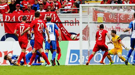 Gleich schlägt's ein. Der Magdeburger Felix Schiller (u. l.) erzielt das Tor zum 1:1.