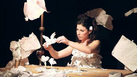 Vögel falten: Szene aus dem Stück "Niyar - A Paper Tale".