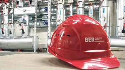 Lieber mit Blauhelm. Um die Finanzen wird zwischen den Eigentümern des noch lange nicht fertigen Flughafens BER heftig gestritten. 
