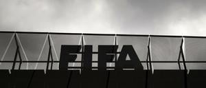 Festnahmen, Anklagen, neue Vorwürfe: Die Fifa gerät immer wieder unter Druck. Diesmal wird es ernst.