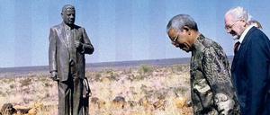 1995 besuchte Präsident Nelson Mandela die "weiße Stadt" Orania, die kurz nach dem Ende der Apartheid von den Buren gegründet worden war. Rechts neben ihm steht Carel Boshoff, der Sohn des Ortsgründers. Mandela war 1994 bei den ersten freien Wahlen des Landes Präsident geworden.