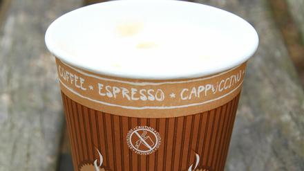 Coffee to go - Latte Macchiato im Pappbecher.