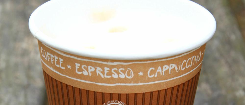 Coffee to go - Latte Macchiato im Pappbecher.