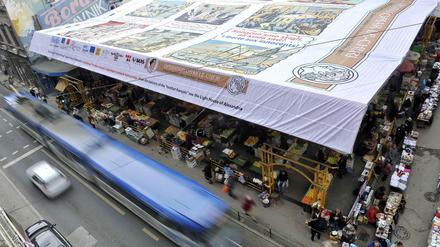 Ist das jetzt schon eine Graphic Novel? Diese riesige Comicseite, die einem Wochenmarkt in Sarajevo als Dach dient, ist ein Kunstprojekt des Franzosen Gilles Kraemer und des Bosniers Damir Niksic.