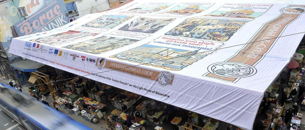 Ist das jetzt schon eine Graphic Novel? Diese riesige Comicseite, die einem Wochenmarkt in Sarajevo als Dach dient, ist ein Kunstprojekt des Franzosen Gilles Kraemer und des Bosniers Damir Niksic.