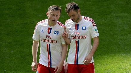 Ivica Olic (l.) erlitt am Freitag einen allergischen Schock, Heiko Westermann fällt mit einer Sperre aus.