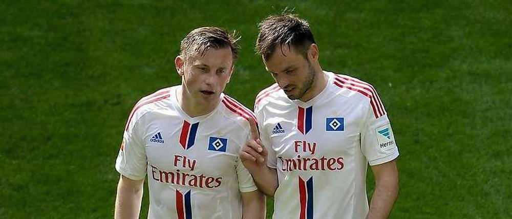 Ivica Olic (l.) erlitt am Freitag einen allergischen Schock, Heiko Westermann fällt mit einer Sperre aus.