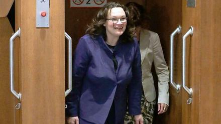 Bundesarbeitsministerin Andrea Nahles steigt aus einem Paternoster.