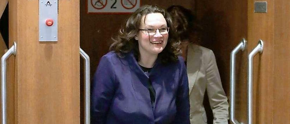 Bundesarbeitsministerin Andrea Nahles steigt aus einem Paternoster.
