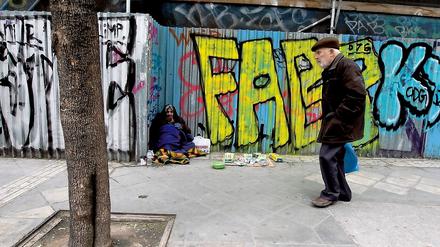 Bettelarm. In Athen reicht es bei einigen nicht mal für das Nötigste.