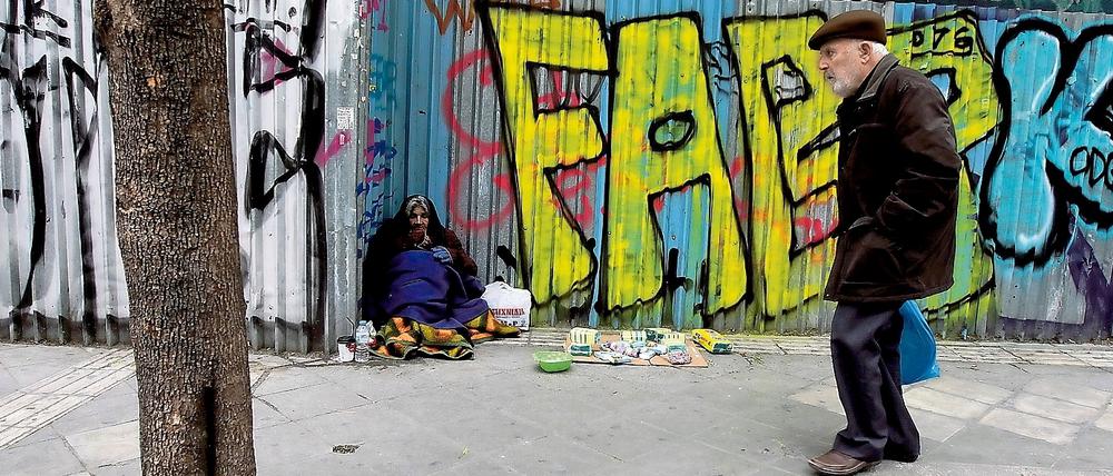 Bettelarm. In Athen reicht es bei einigen nicht mal für das Nötigste.