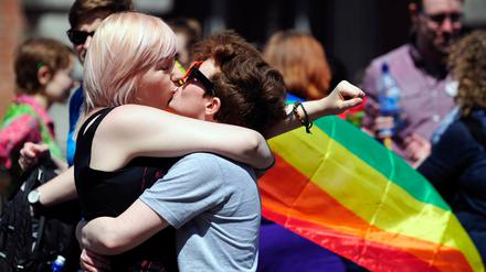 Iren feiern die Entscheidung für eine Gleichstellung der Homo-Ehe. 